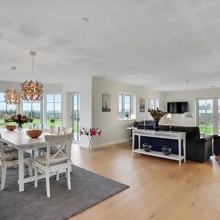 6 Bedroom Cozy In * גרינדסטד
